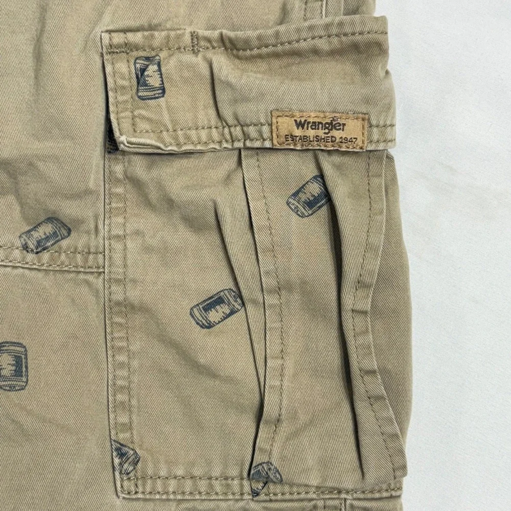Wrangler Cargo Shorts Mens 42 Khaki Beer Can Print Cotton 60SFWK4 Novelty Summer